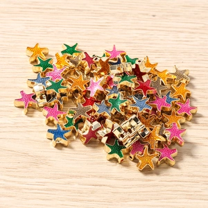 Macro di ciondoli a forma di stella marina in smalto colorato con bordi dorati per DIY