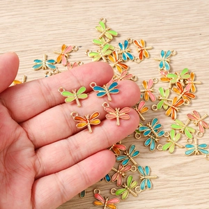 Gros plan de pendentifs libellules en émail coloré avec bordures dorées pour bijoux