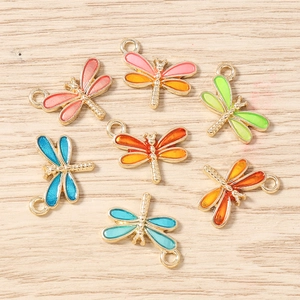Lot de sept pendentifs libellules en émail coloré avec crochets pour bijoux DIY