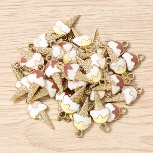 Détail des pendentifs cornet de glace avec émail coloré et texture grillagée dorée pour DIY