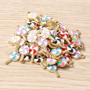 Détail des breloques sucettes en émail coloré pour la création de bijoux et accessoires