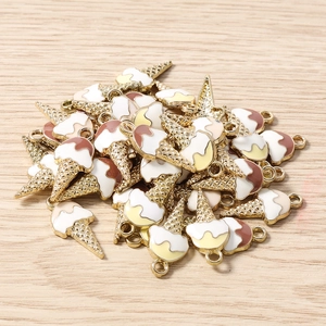 Détail de breloques cornet de glace en émail coloré pour bijoux DIY et porte-clés