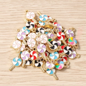 Gros plan de breloques sucettes en émail coloré avec base en métal pour bijoux DIY