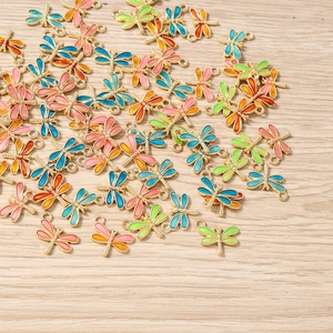 Gros plan détaillé de breloques libellules en émail coloré avec boucles en alliage
