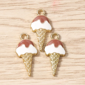 Vue détaillée des breloques glace chocolat et vanille avec bases en métal doré et anneaux