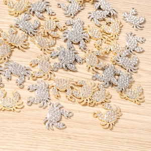Détail macro de breloques crabe en strass pour bijoux DIY en finition or et argent