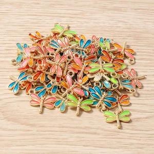 Détails macro de pendentifs libellule colorés avec cadres en alliage et boucles pour DIY