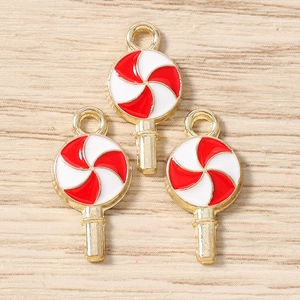 Détail de pendentifs sucettes en spirale rouge et blanc avec boucles en métal doré