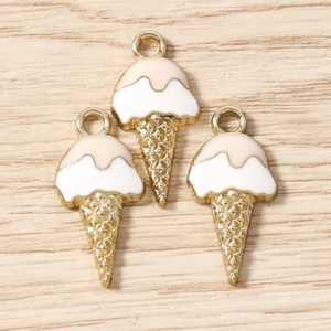 Détail des breloques en émail en forme de glace avec texture grillagée pour bijoux DIY