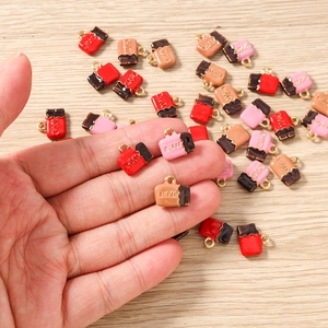 Gros plan de pendentifs chocolatés en alliage avec anneaux dorés pour la création bijoux