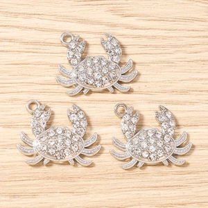 Détails macro de pendentifs crabe en strass pour bijoux DIY avec placage argenté