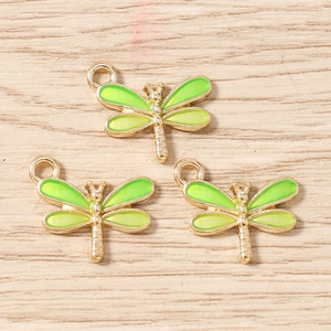 Vue détaillée de pendentifs libellule en émail dégradé pour la création de bijoux DIY