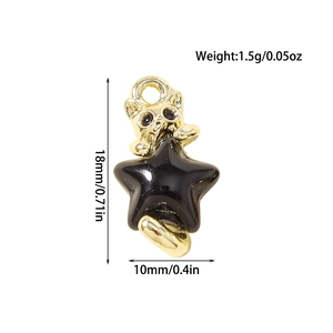 Détail montrant les dimensions du pendentif tête de chat dorée et étoile noire