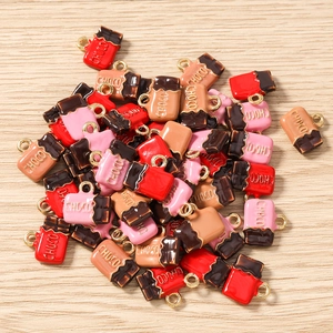 Vue détaillée de breloques chocolat colorées avec gravure CHOCO pour bijoux DIY