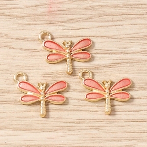 Détail de pendentifs libellule dorés avec émail rose et anneaux de suspension inclus