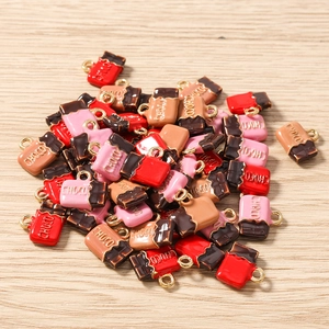 Gros plan de breloques en alliage CHOCO colorées pour la création de bijoux variés