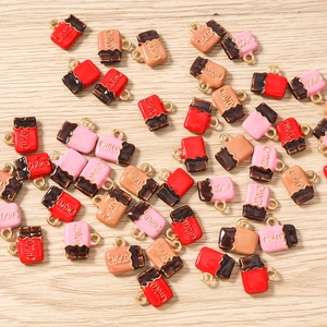 Détail de pendentifs en alliage en forme de chocolat pour bijoux DIY en rouge, rose et marron