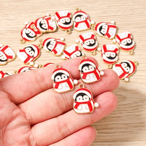 Detailansicht eines Pinguin-Anhängers für DIY-Schmuck mit roter Weihnachtsmütze