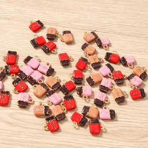 Vue détaillée de breloques colorées en émail en forme de chocolat pour bijoux DIY