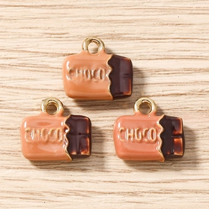Détail de breloques en chocolat avec anneaux dorés et texte CHOCO pour bijoux DIY