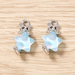 Détail macro d'un chat tenant une étoile bleue irisée pour la création de bijoux