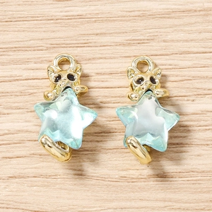 Détail d'un pendentif chat doré avec étoile bleue facettée pour création de bijoux