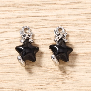 Détail de pendentifs chat étoile DIY en métal argenté et émail noir avec anneaux