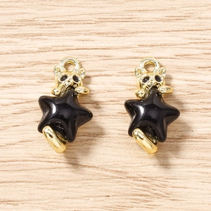 Détail de pendentifs étoile dorée et chat noir en émail pour création de bijoux DIY