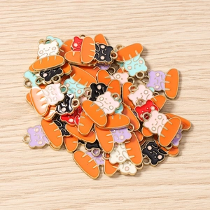 Dettaglio di ciondoli orso-pane colorati con occhielli metallici per gioielli fai-da-te