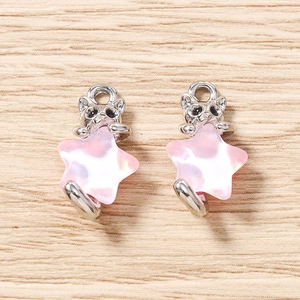 Détail de pendentifs chat étoile rose avec anneaux en argent pour bijoux DIY