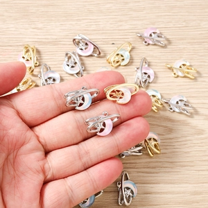 Détail des pendentifs étoile lune en or et argent pour la création de bijoux DIY