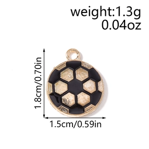 Detailansicht Fußball-Anhänger Maße 1,8cm x 1,5cm mit Gold- und Schwarzlackierung