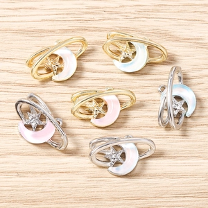 Vue détaillée de breloques étoile et lune en or et argent pour bijoux artisanaux