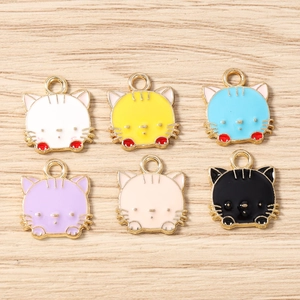 Set mit sechs bunten Cartoon-Katzenanhängern aus vergoldeter Legierung für DIY-Schmuck