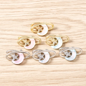 Détail des breloques étoile et lune dorées et argentées pour la création de bijoux