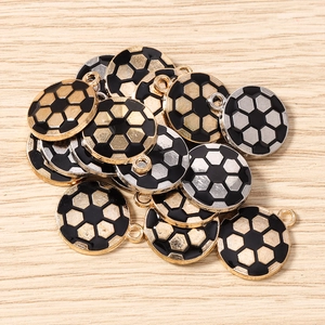 Detailansicht der Fußball-Legierungsanhänger in Gold und Silber für DIY-Schmuckherstellung
