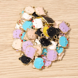 Detailansicht bunter Katzenanhänger aus Emaille mit goldener Legierung für DIY-Schmuck