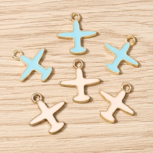 Colgantes de avión en esmalte azul cielo y blanco crema para joyería artesanal DIY