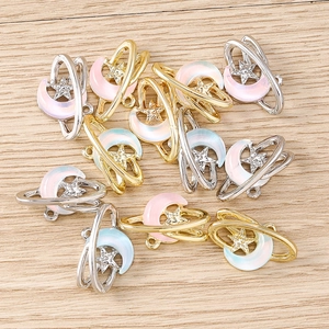 Détail de breloques étoile et lune avec texture opale pour création de bijoux