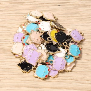 Nahaufnahme bunter katzenförmiger Legierungsanhänger für DIY-Schmuck mit vergoldeten Rändern