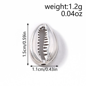 Dettaglio macro di un ciondolo a forma di conchiglia argento con peso e dimensioni