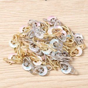 Gros plan de breloques étoiles et lunes colorées avec cadres dorés pour bijoux DIY