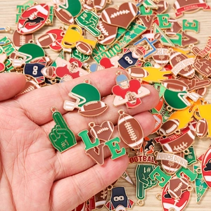 Detailansicht bunter American Football Emaille Anhänger für DIY Schmuckzubehör