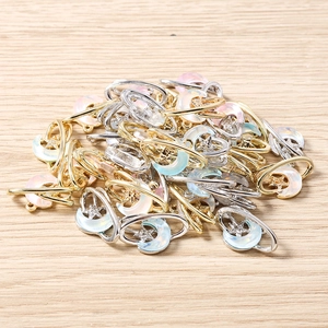 Détail des pendentifs lune et étoile avec anneau de saturne pour création de bijoux