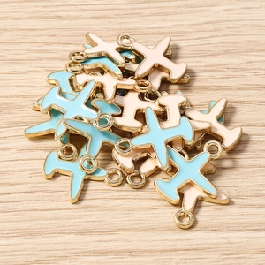 Colgantes de avión en esmalte azul y blanco para la creación de joyería DIY al detalle