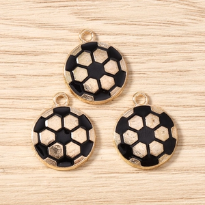 Detail von Fußballanhängern mit schwarz-goldener Emaille für DIY-Schmuckherstellung