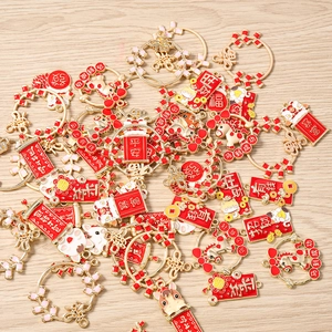 Vue détaillée des breloques émaillées du Nouvel An chinois aux motifs rouges et ors
