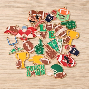 Bunte American Football Anhänger Set mit Helmen und Trikots für DIY Schmuckherstellung