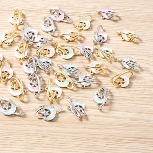 Détails des pendentifs étoiles lune et Saturne colorés pour la création bijoux DIY