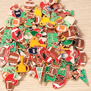 Set mit Emaille-Anhängern für American Football, Helme und Trikots auf Holzuntergrund
